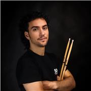 Insegnante di Batteria a Milano: tecnica, postura e musicalità — prima lezione . Diplomato Berklee College of Music (Drums) • Key Teacher rete internazionale • più di 400 allievi